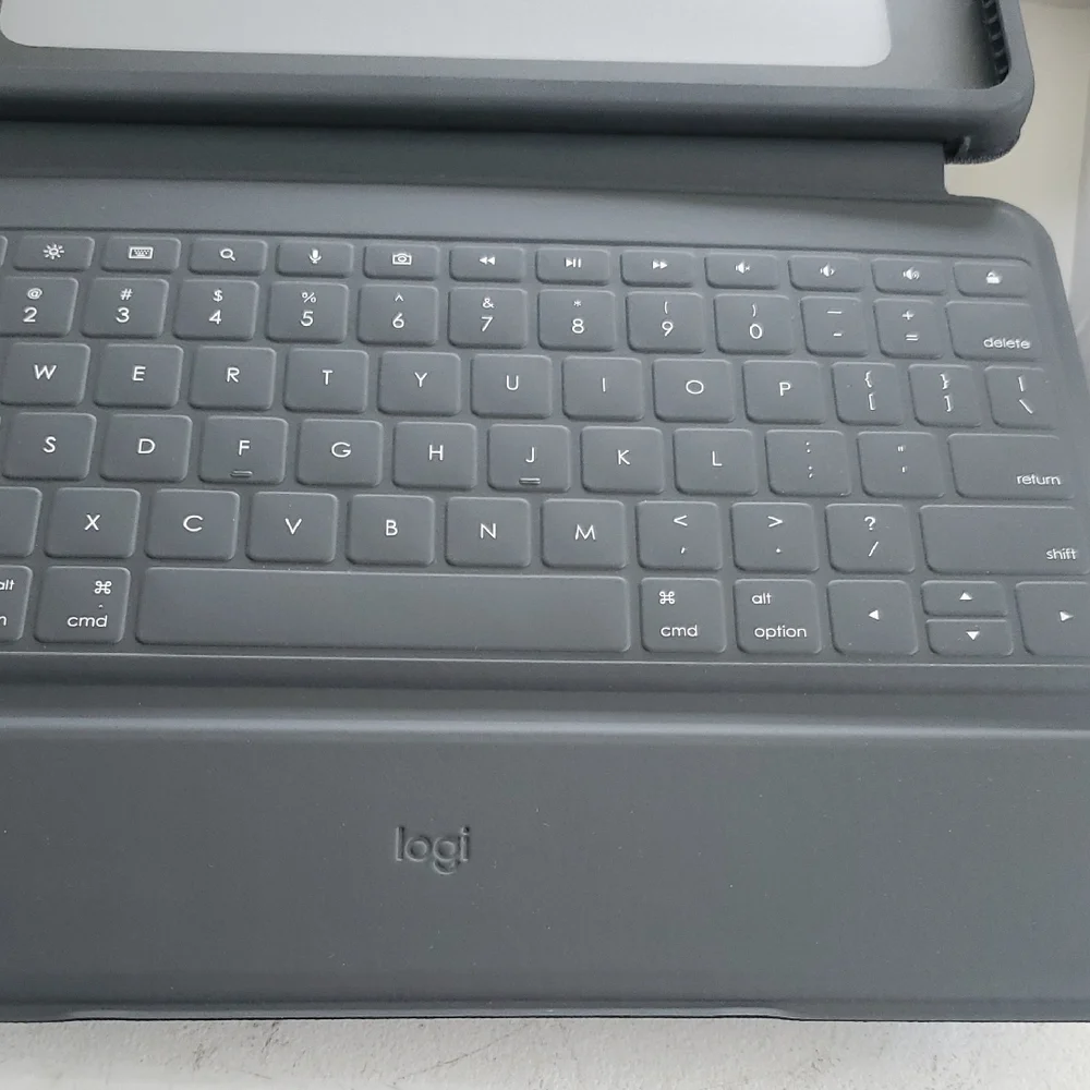 Logitech Rugged Folio Keyboard Case for iPad - Gray